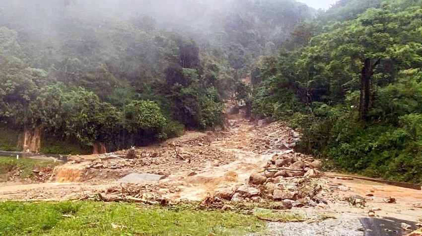 Thông đường vào huyện Hoàng Su Phì và Xín Mần sau nhiều giờ tắc nghẽn do mưa lũ