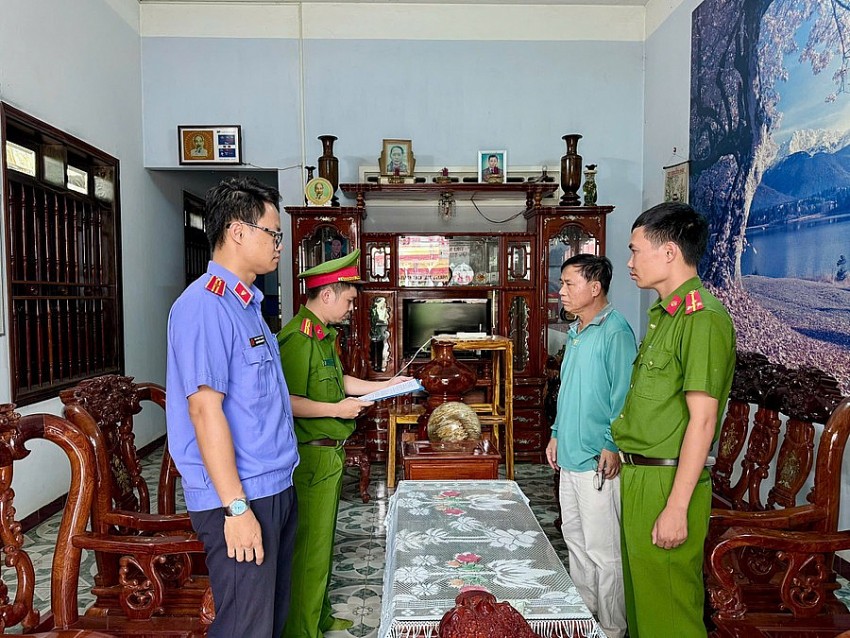 Cơ quan chức năng tống đạt các quyết định tố tụng đối với ông Đoàn Xuân Bình