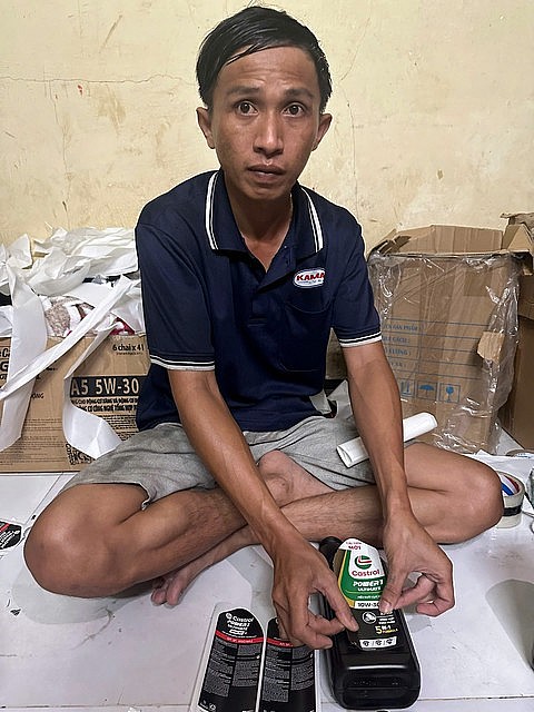 Khánh thao tác dán nhãn cho sản phẩm nhớt giả Khánh thao tác dán nhãn cho sản phẩm nhớt giả