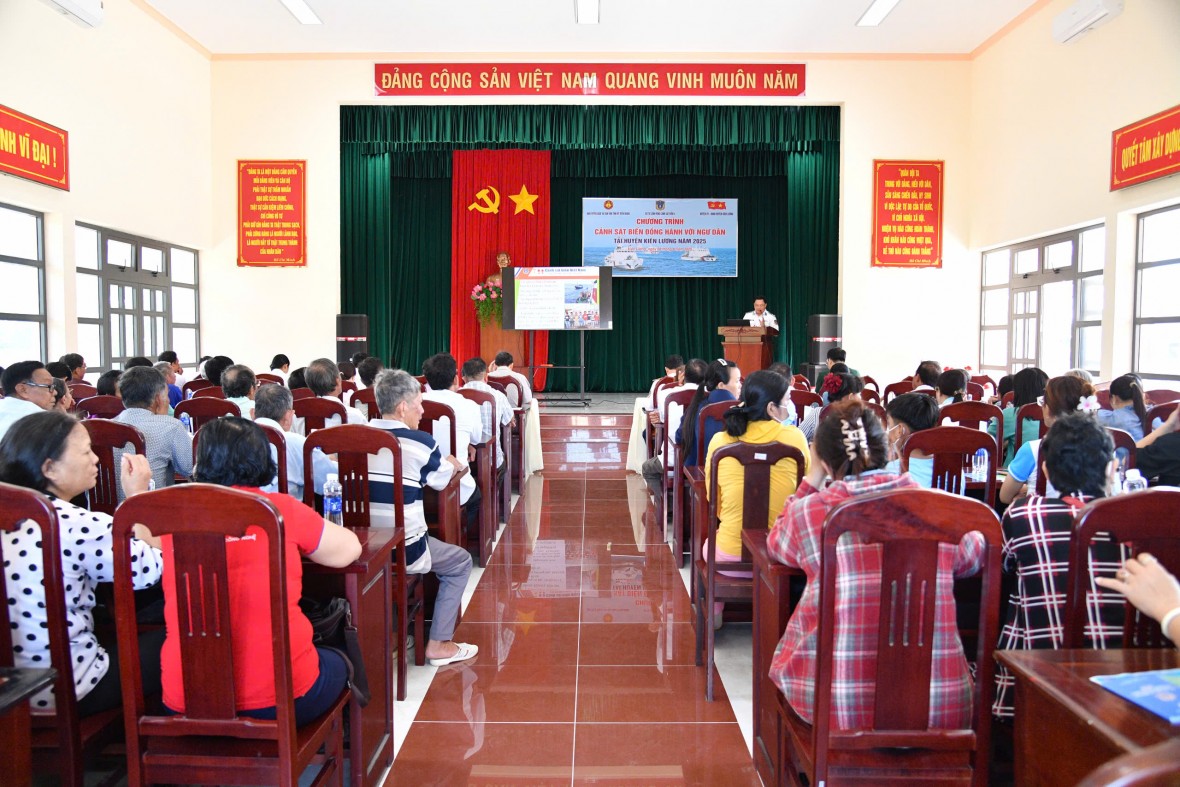 Bộ Tư lệnh Vùng Cảnh sát biển 4 tổ chức chương trình “Cảnh sát biển đồng hành với ngư dân” tại huyện Kiên Lương Bộ Tư lệnh Vùng Cảnh sát biển 4 tổ chức chương trình “Cảnh sát biển đồng hành với ngư dân” tại huyện Kiên Lương