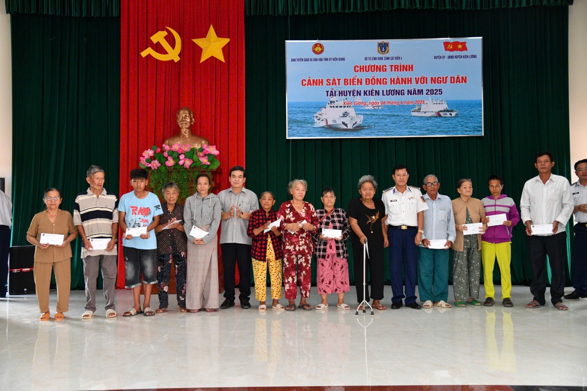 Bộ Tư lệnh Vùng Cảnh sát biển 4 tổ chức chương trình “Cảnh sát biển đồng hành với ngư dân” tại huyện Kiên Lương Bộ Tư lệnh Vùng Cảnh sát biển 4 tổ chức chương trình “Cảnh sát biển đồng hành với ngư dân” tại huyện Kiên Lương