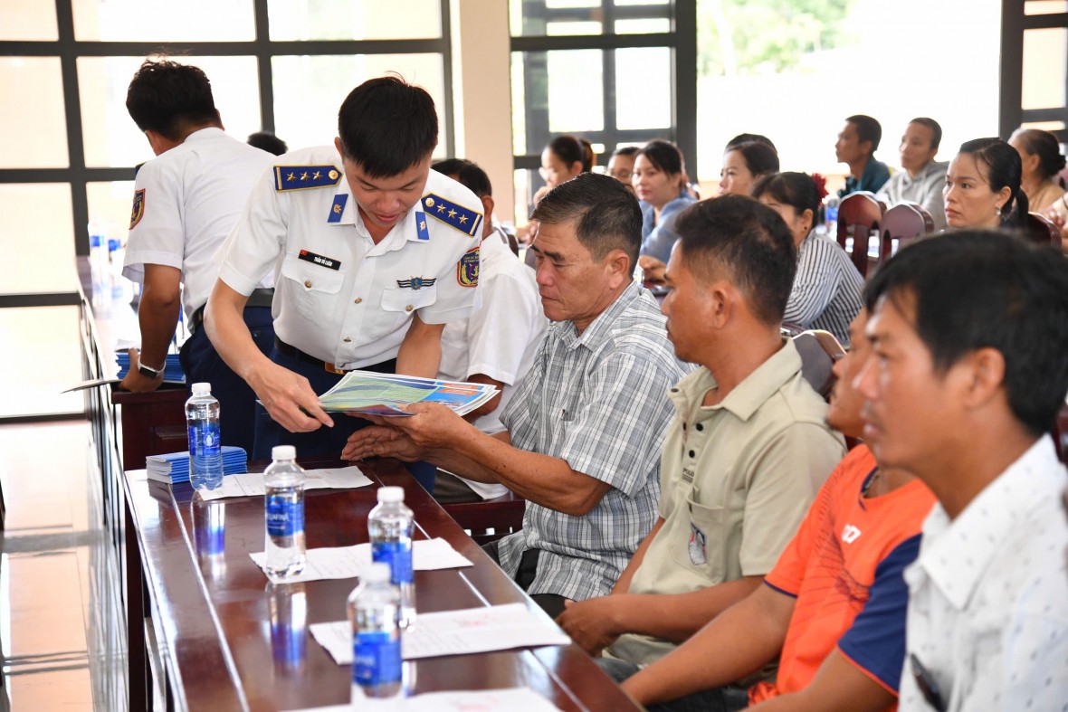 Bộ Tư lệnh Vùng Cảnh sát biển 4 tổ chức chương trình “Cảnh sát biển đồng hành với ngư dân” tại huyện Kiên Lương Bộ Tư lệnh Vùng Cảnh sát biển 4 tổ chức chương trình “Cảnh sát biển đồng hành với ngư dân” tại huyện Kiên Lương