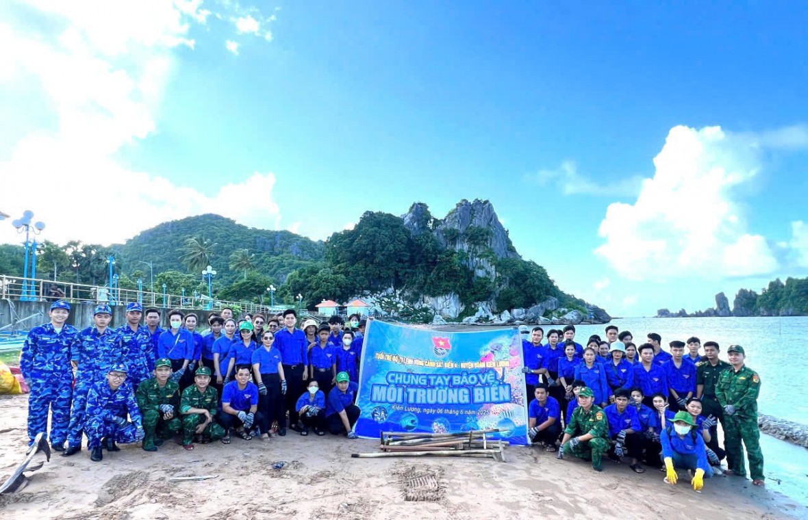 Bộ Tư lệnh Vùng Cảnh sát biển 4 tổ chức chương trình “Cảnh sát biển đồng hành với ngư dân” tại huyện Kiên Lương Bộ Tư lệnh Vùng Cảnh sát biển 4 tổ chức chương trình “Cảnh sát biển đồng hành với ngư dân” tại huyện Kiên Lương