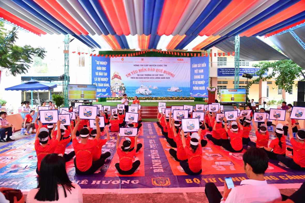 Bộ Tư lệnh Vùng Cảnh sát biển 4 tổ chức chương trình “Cảnh sát biển đồng hành với ngư dân” tại huyện Kiên Lương Bộ Tư lệnh Vùng Cảnh sát biển 4 tổ chức chương trình “Cảnh sát biển đồng hành với ngư dân” tại huyện Kiên Lương