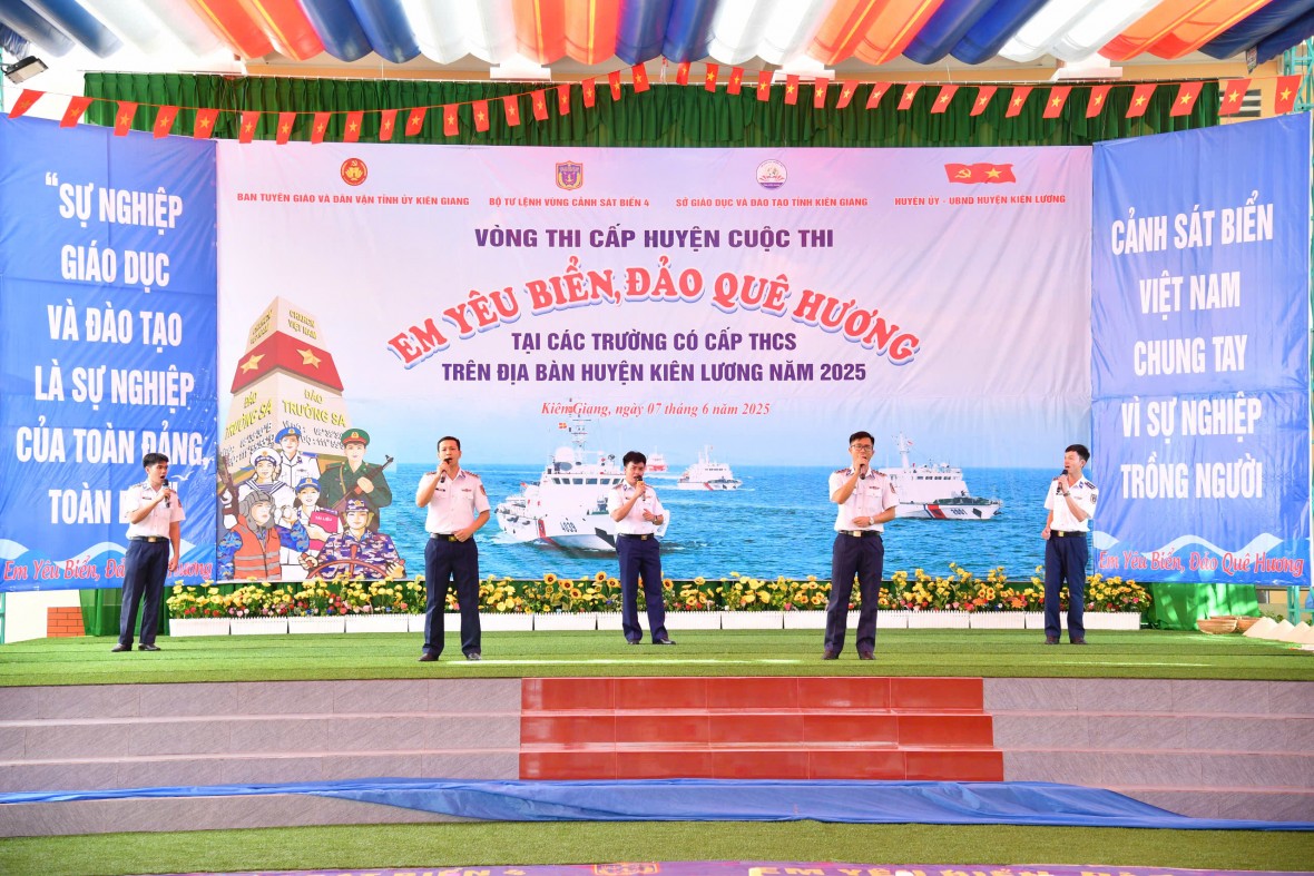 Bộ Tư lệnh Vùng Cảnh sát biển 4 tổ chức chương trình “Cảnh sát biển đồng hành với ngư dân” tại huyện Kiên Lương