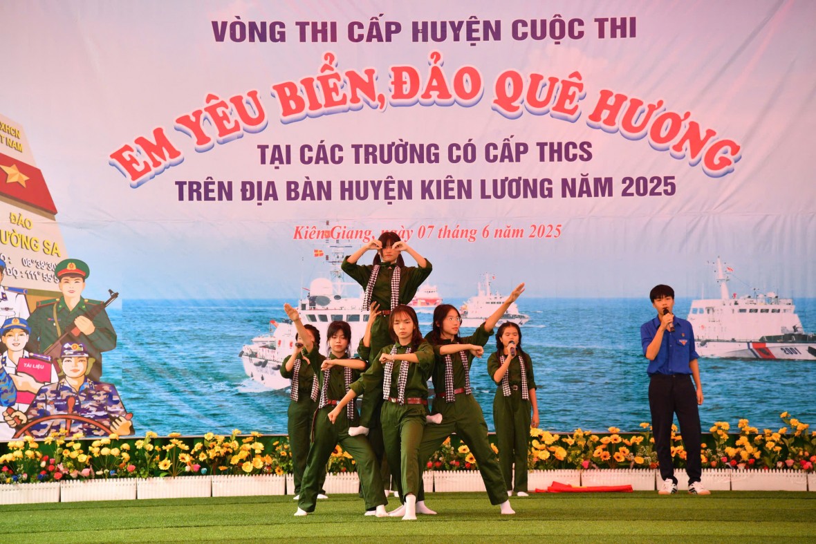 Bộ Tư lệnh Vùng Cảnh sát biển 4 tổ chức chương trình “Cảnh sát biển đồng hành với ngư dân” tại huyện Kiên Lương