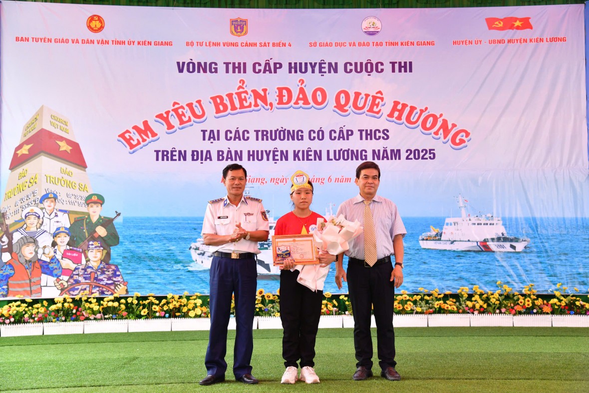 Bộ Tư lệnh Vùng Cảnh sát biển 4 tổ chức chương trình “Cảnh sát biển đồng hành với ngư dân” tại huyện Kiên Lương Bộ Tư lệnh Vùng Cảnh sát biển 4 tổ chức chương trình “Cảnh sát biển đồng hành với ngư dân” tại huyện Kiên Lương