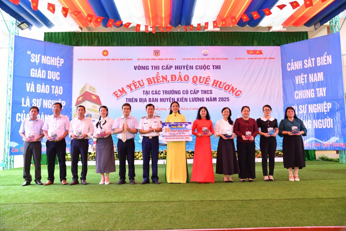 Bộ Tư lệnh Vùng Cảnh sát biển 4 tổ chức chương trình “Cảnh sát biển đồng hành với ngư dân” tại huyện Kiên Lương Bộ Tư lệnh Vùng Cảnh sát biển 4 tổ chức chương trình “Cảnh sát biển đồng hành với ngư dân” tại huyện Kiên Lương