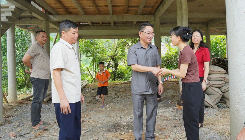 Chị Đặng Thị Hưởng cảm ơn lãnh đạo Báo Pháp Luật Việt Nam đã hỗ trợ gia đình chị có mái ấm mới.