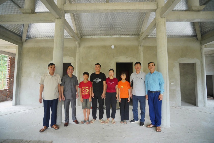 Niềm vui trong căn nhà mới của gia đình anh Lê Văn Hai.