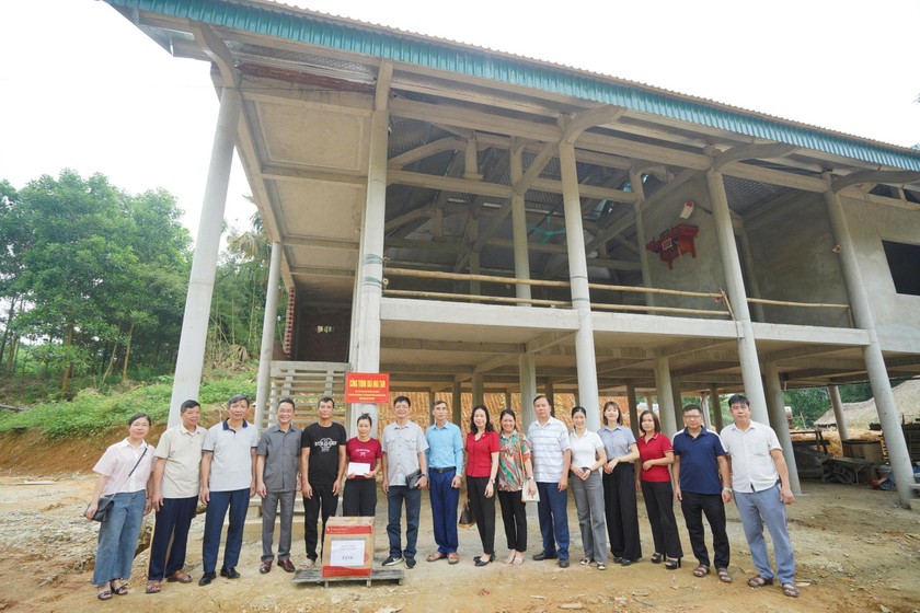 Báo Pháp Luật Việt Nam cùng Sở Tư pháp tỉnh Yên Bái hỗ trợ gia đình anh Lê Văn Hai xóa nhà tạm.