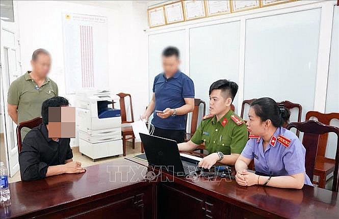 Cơ quan chức năng làm việc với đối tượng Phan Văn Phú. Ảnh: TTXVN Cơ quan chức năng làm việc với đối tượng Phan Văn Phú. Ảnh: TTXVN