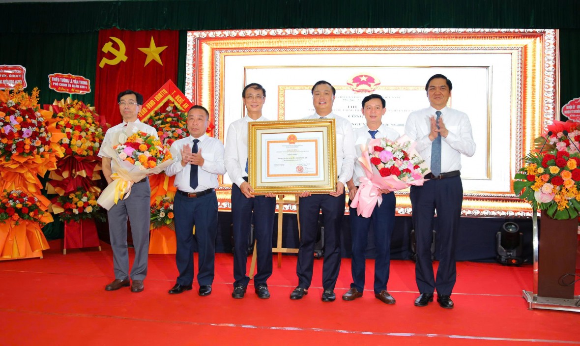 Lãnh đạo tỉnh Nghệ An trao bằng công nhận chuẩn Nông thôn mới cho huyện Hưng Nguyên.