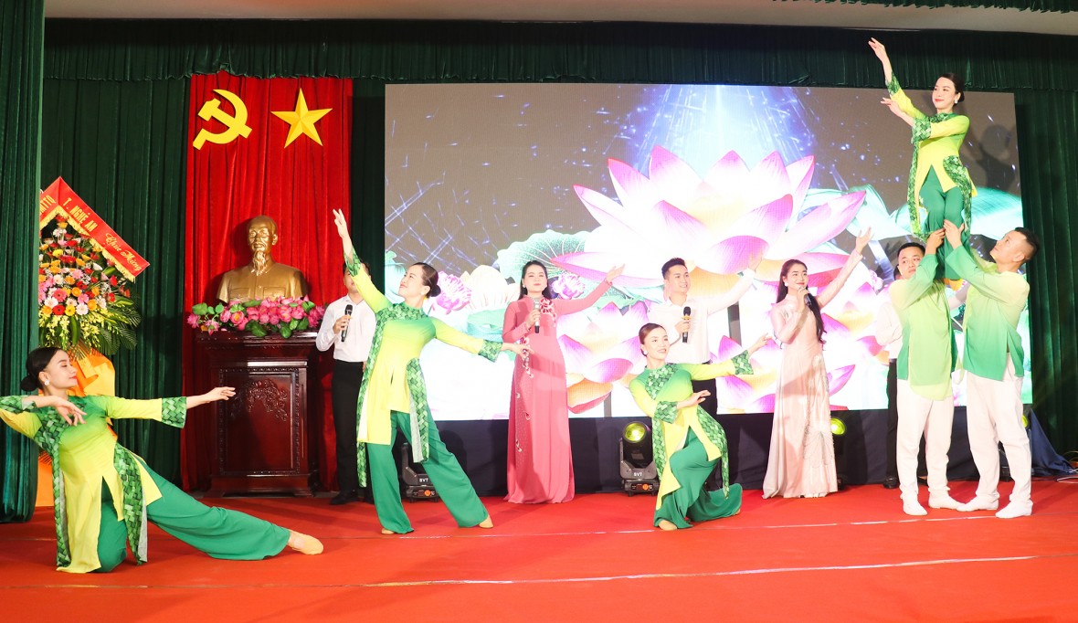 Văn nghệ chào mừng Lễ đón nhận Bằng công nhận huyện Hưng Nguyên đạt chuẩn Nông thôn mới.