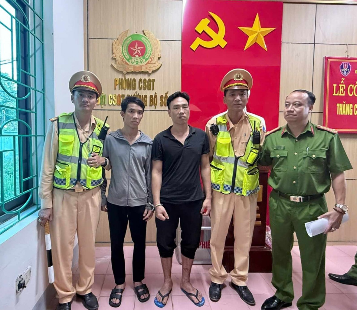 Bắt giữ thành công hai đối tượng trốn trại. Bắt giữ thành công hai đối tượng trốn trại.