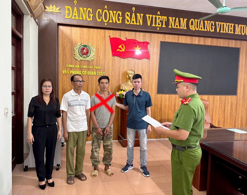 Cơ quan Cảnh sát điều tra Công an tỉnh Lai Châu ra quyết định bắt bị can để tạm giam đốivới Vàng Hừ Lòng về hành vi giết người. Ảnh Công an Lai Châu.