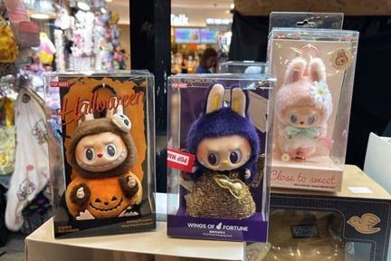Có nhiều thời điểm không thể mua lẻ Labubu khiến món đồ chơi này càng trở nên khan hiếm và được săn lùng. (Ảnh: CAN/Christina Sng)