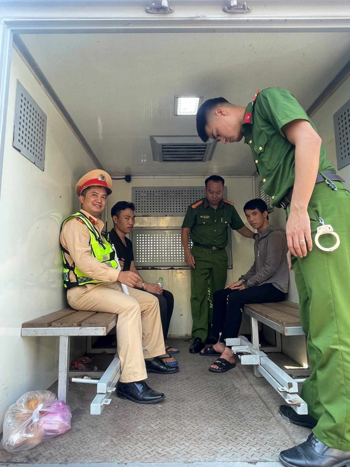 Bàn giao 2 đối tượng cho Trại giam Thanh Xuân. Bàn giao 2 đối tượng cho Trại giam Thanh Xuân.