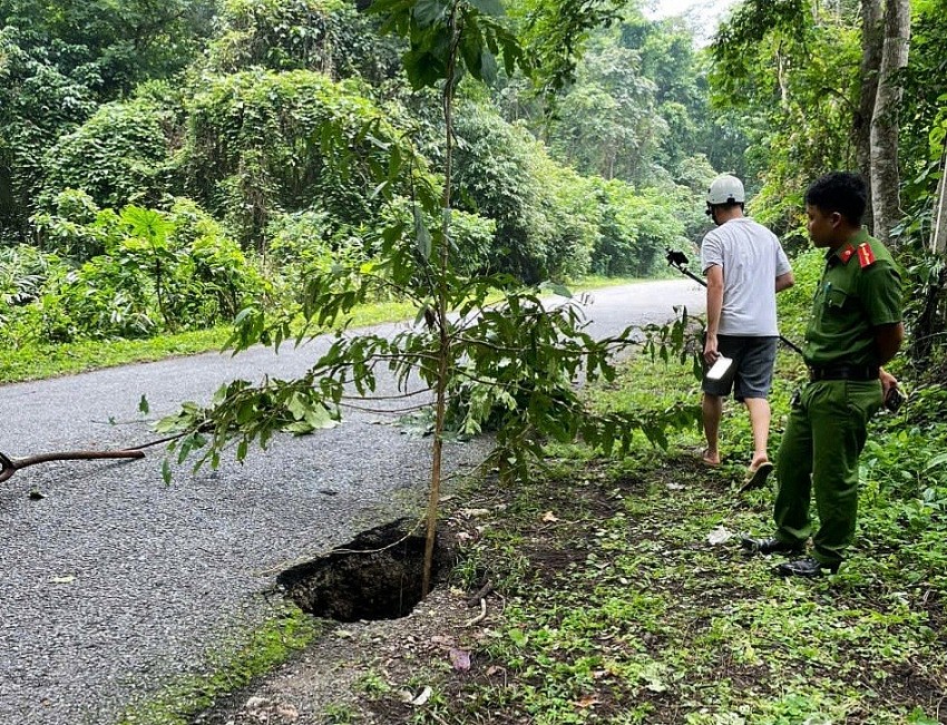Lại xuất hiện thêm hố sụt lún cạnh đường vào hồ Ba Bể