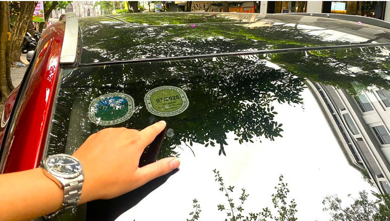 Bộ Xây dựng đề xuất bỏ dán tem nộp phí sử dụng đường bộ trên kính ô tô.