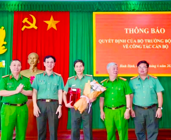 Giám đốc Công an 3 tỉnh nhận Quyết định nghỉ hưu trước tuổi từ ngày 1/6/2025 Giám đốc Công an 3 tỉnh nhận Quyết định nghỉ hưu trước tuổi từ ngày 1/6/2025