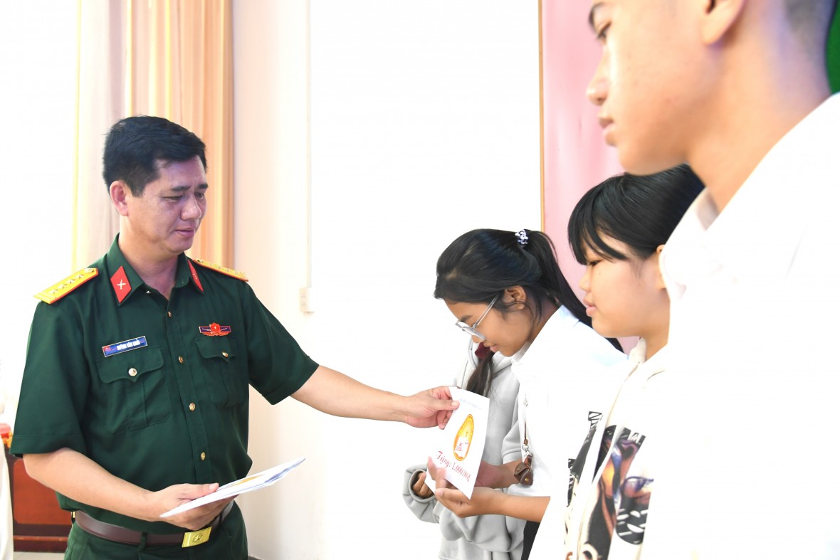 Hội Khuyến học tỉnh Kiên Giang trao 230 suất học bổng cho học sinh nghèo, hiếu học