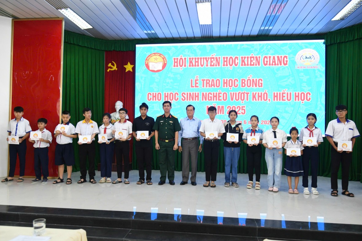Hội Khuyến học tỉnh Kiên Giang trao 230 suất học bổng cho học sinh nghèo, hiếu học