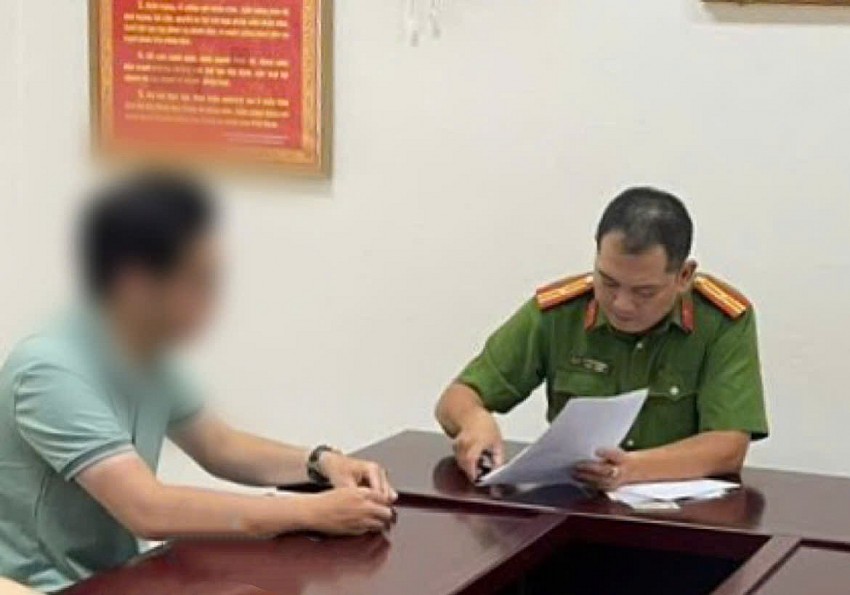 Đối tượng D tại cơ quan Công an. Đối tượng D tại cơ quan Công an.