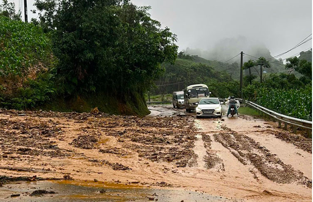 Mưa lớn kéo dài trên địa bàn tỉnh Lai Châu đã xuất hiện nhiều điểm sạt lở đất nghiêm trọng. (Ảnh: CA)