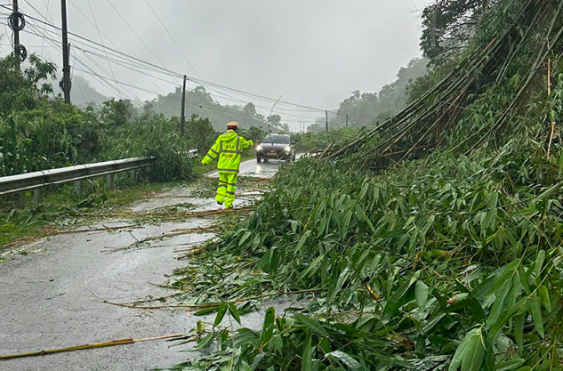 Công an Lai Châu khuyến cáo tuân thủ nghiêm túc hướng dẫn của lực lượng chức năng tại hiện trường để đảm bảo an toàn. (Ảnh: CA)