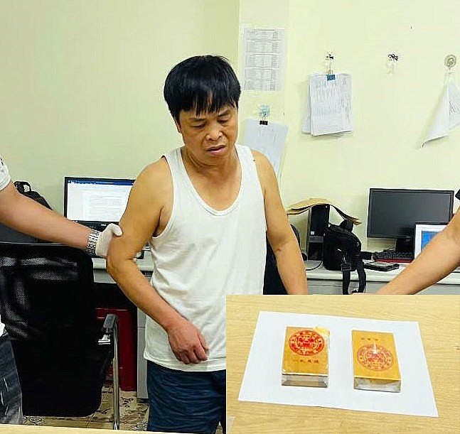 Bắt quả tang đối tượng vận chuyển thuê 2 bánh heroin Bắt quả tang đối tượng vận chuyển thuê 2 bánh heroin