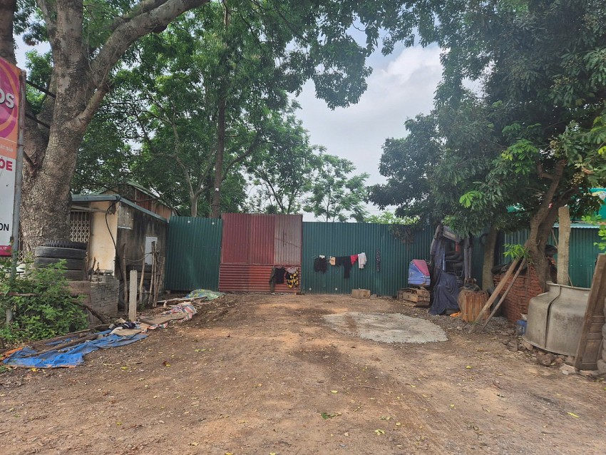 Một hộ dân cố tình quây tôn cao hơn 3 mét cho công nhân thi công bên trong bấp chấp lệnh cấm từ chính quyền địa phương vì đất nằm trong quy hoạch, không được xây dựng.