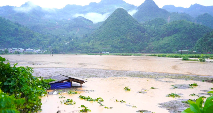 Miền Bắc có nơi mưa to, bão số 2 suy yếu khi đi vào đất liền Trung Quốc