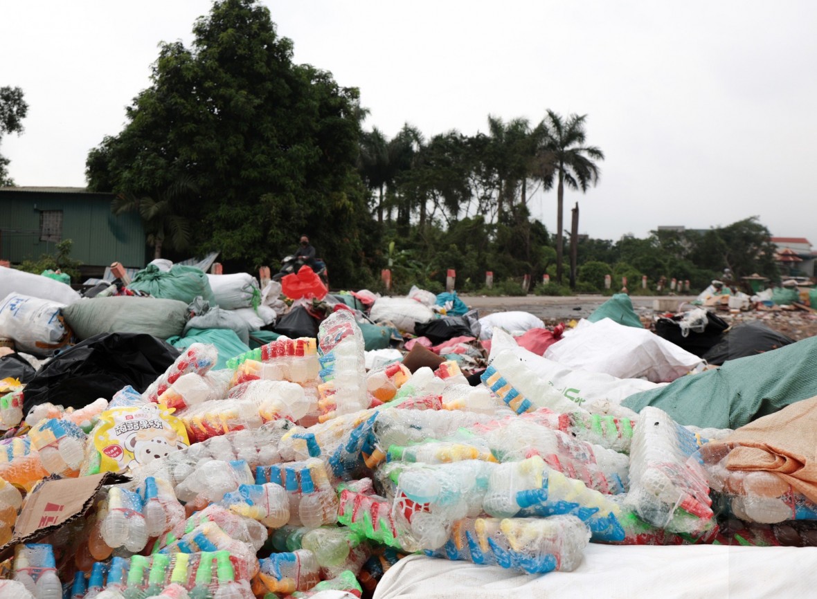 Hàng đống đồ ăn trẻ em bị vứt tại bãi rác La Phù