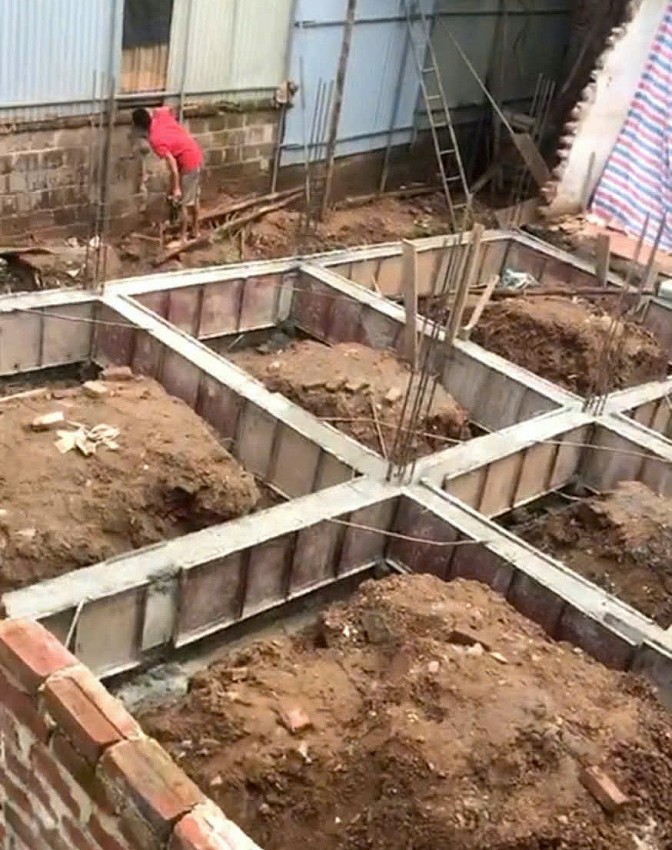 Mặc dù chính quyền địa phương can thiệp ngay từ khi hộ dân này xây dựng phần móng do chính quyền chưa kiên quyết xử lý để đến nay hộ dân này đã xây dựng tường bao cao hơn 1,5m.