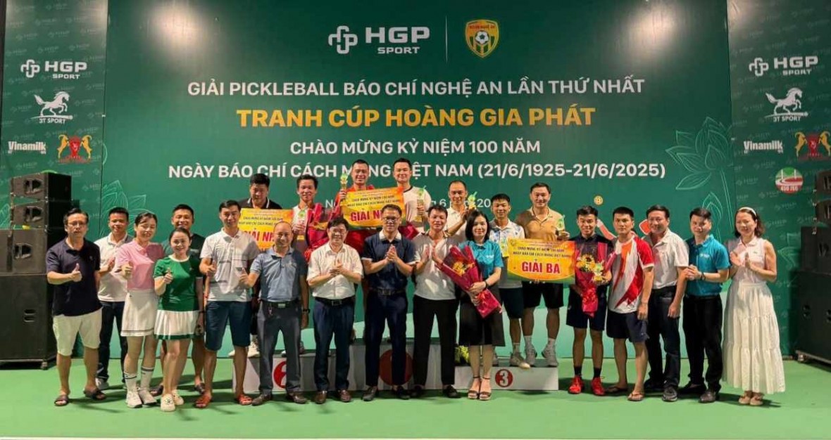 Trao thưởng cho các VĐV đạt thành tích cao ở nội dung đôi nam.