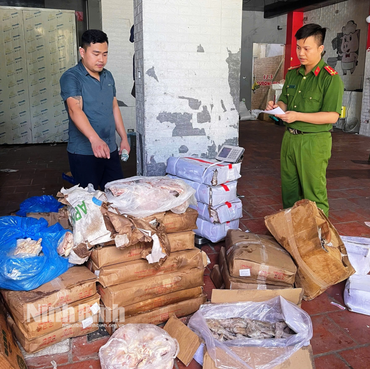  Lực lượng Công an kiểm tra, phát hiện gần 2,5 tấn thực phẩm đông lạnh không có hóa đơn