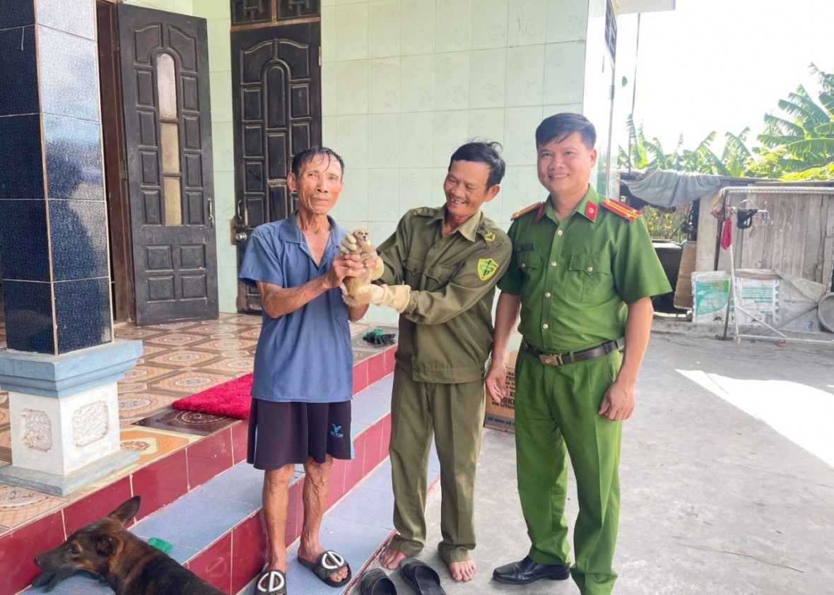 Ông Truyền bàn giao lại cá thể cho cơ quan chức năng. (Ảnh: CAQB)