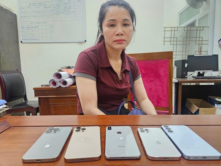 Đối tượng Trần Thị Nguyên cùng tang vật bị bắt. Đối tượng Trần Thị Nguyên cùng tang vật bị bắt.