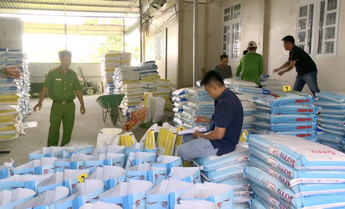 Bắt quả tang hơn 37 tấn thức ăn tôm giả tại Bạc Liêu