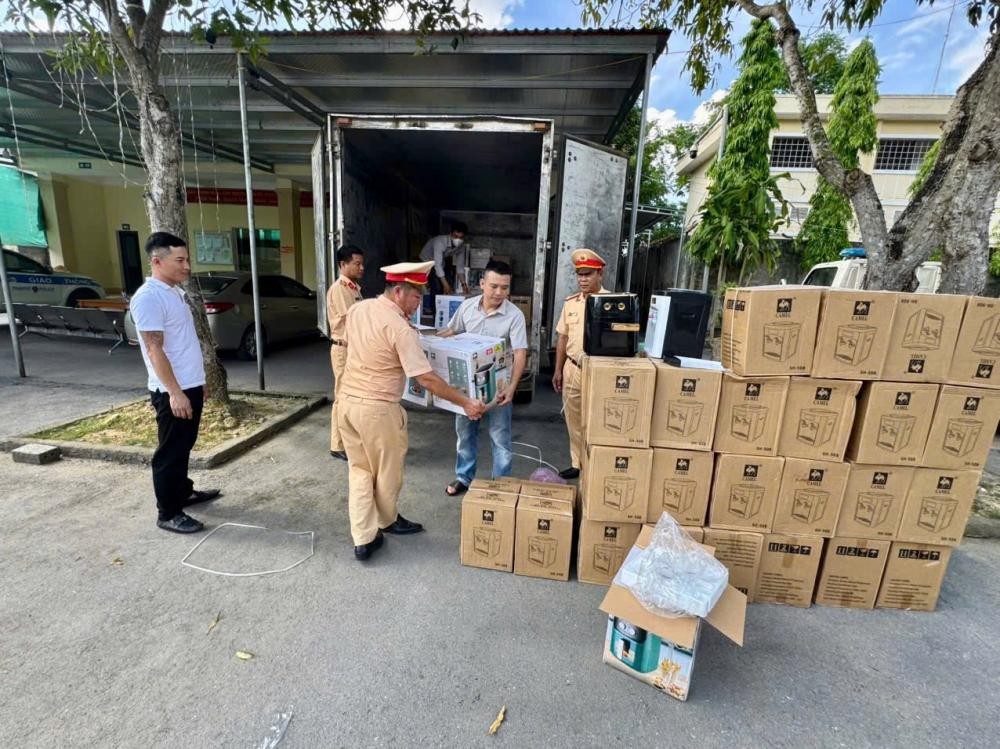 Qua kiểm tra, lực lượng chức năng phát hiện trên xe chở 46 nồi chiên không dầu và 50 máy lọc nước - Công an Hà Tĩnh. Qua kiểm tra, lực lượng chức năng phát hiện trên xe chở 46 nồi chiên không dầu và 50 máy lọc nước - Công an Hà Tĩnh.