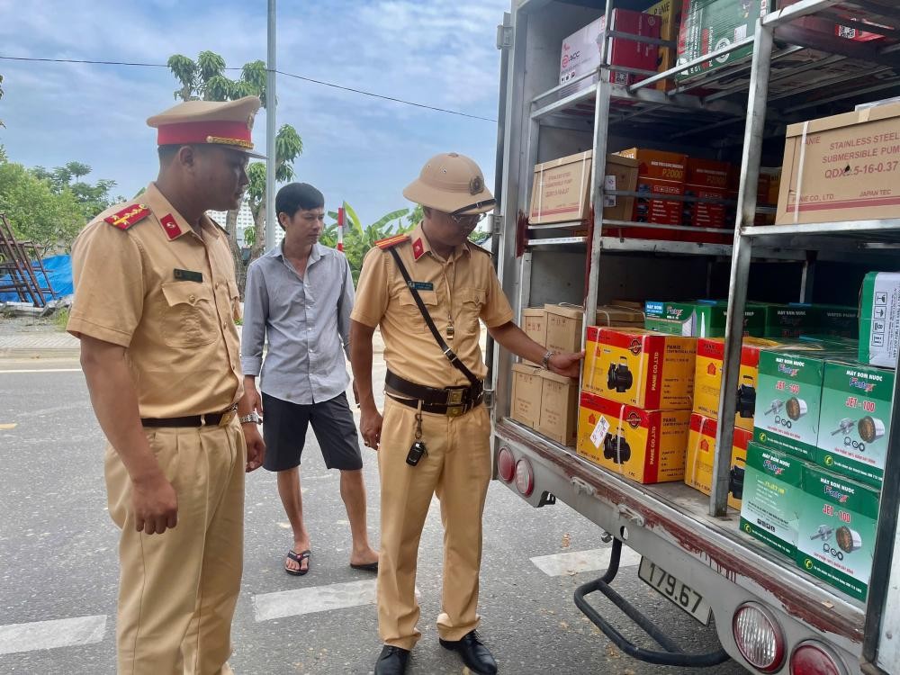 Nhiều máy bơm, máy khoan mang nhãn hiệu nước ngoài không rõ nguồn gốc xuất xứ bị thu giữ - Ảnh Công an Hà Tĩnh. Nhiều máy bơm, máy khoan mang nhãn hiệu nước ngoài không rõ nguồn gốc xuất xứ bị thu giữ - Ảnh Công an Hà Tĩnh.