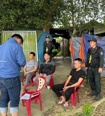 Các đối tượng đang làm việc với lực lượng Công an.