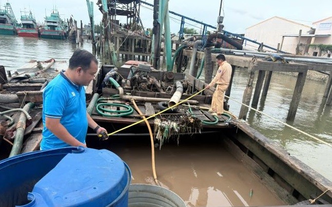 Các lực lượng chức năng thuộc Cục CSGT, Công an tỉnh Tiền Giang và Công an tỉnh Bến Tre vừa liên kết, phối hợp bắt giữ liên tiếp 02 vụ việc với 09 phương tiện khai thác, vận chuyển cát trái phép trên sông Tiền. Ảnh: CACC Các lực lượng chức năng thuộc Cục CSGT, Công an tỉnh Tiền Giang và Công an tỉnh Bến Tre vừa liên kết, phối hợp bắt giữ liên tiếp 02 vụ việc với 09 phương tiện khai thác, vận chuyển cát trái phép trên sông Tiền. Ảnh: CACC