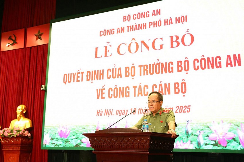 Giám đốc CATP phát biểu giao nhiệm vụ tại buổi Lễ Giám đốc CATP phát biểu giao nhiệm vụ tại buổi Lễ