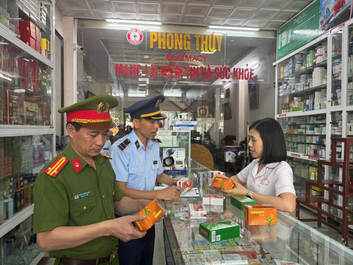 Tuyên truyền đến các hộ kinh danh chấp hành nghiêm các quy định của pháp luật, không kinh doanh hàng giả, hàng kém chất lượng. Tuyên truyền đến các hộ kinh danh chấp hành nghiêm các quy định của pháp luật, không kinh doanh hàng giả, hàng kém chất lượng.