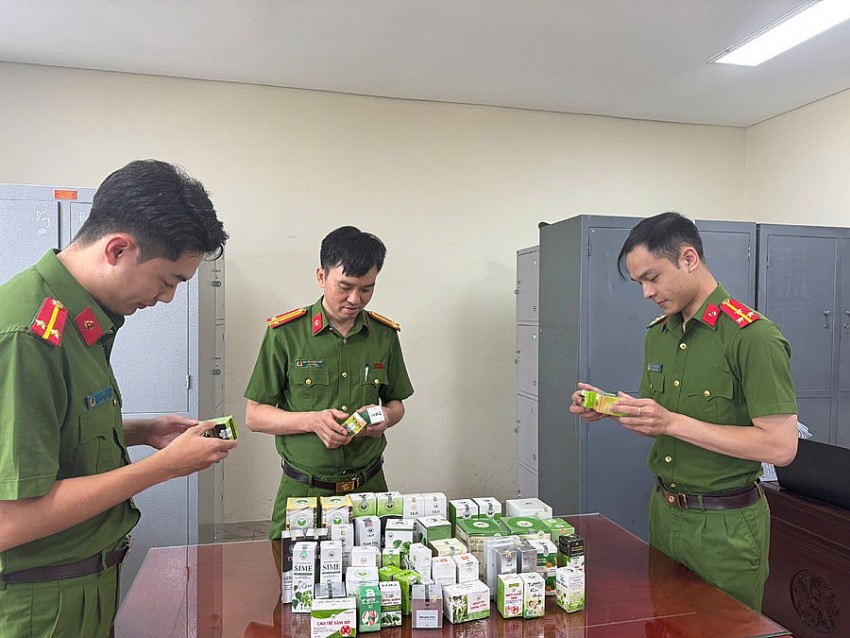 Phòng Cảnh sát kinh tế triệt phá đường dây sản xuất, buôn bán hàng giả là thực phẩm chức năng. Phòng Cảnh sát kinh tế triệt phá đường dây sản xuất, buôn bán hàng giả là thực phẩm chức năng.