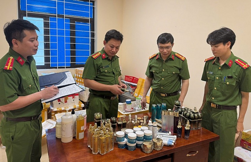 Văn phòng Cơ quan CSĐT Công an tỉnh Thanh Hóa triệt phá cơ sở sản xuất, buôn bán mỹ phẩm giả do Nguyễn Thị Dung làm chủ. Văn phòng Cơ quan CSĐT Công an tỉnh Thanh Hóa triệt phá cơ sở sản xuất, buôn bán mỹ phẩm giả do Nguyễn Thị Dung làm chủ.