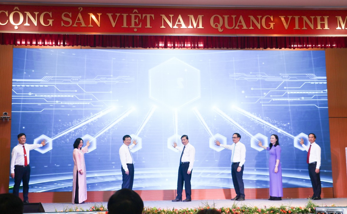 Các đại biểu ấn nút phát động Phong trào “Bình dân học vụ số” và Khai trương Cổng Thông tin điện tử thực hiện Nghị quyết số 57-NQ/TW tỉnh Nghệ An.