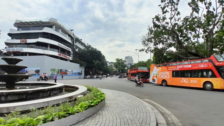 Tòa nhà "Hàm cá mập" được quây kín, chưa tiến hành phá dỡ